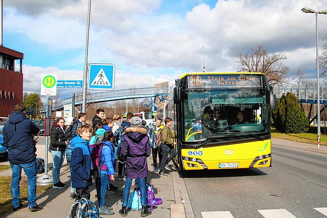 Hurra, der Bus ist da: Die Schüler steigen an der Behelfshaltestelle in der Güttinger Straße in den Bus auf die Höri ein.