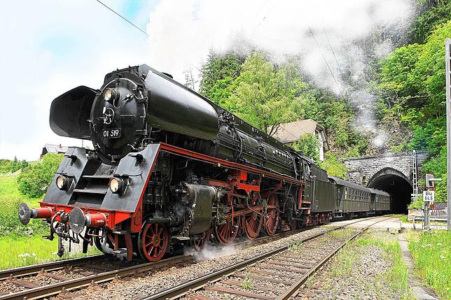 Vor 150 Jahren der Normalfall, heute eine seltene Ausnahme: Die Dampflokomotive 01 519 der Eisenbahnfreunde Zollernbahn fährt im August ...