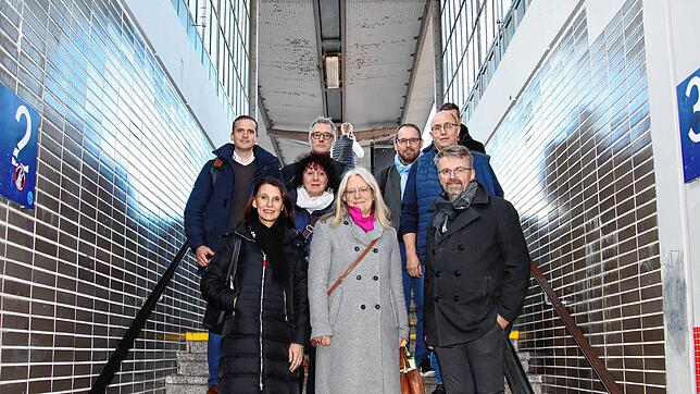 Am Ort des Problems (v.l.): Ralph Albrecht (Rechts- und Ordnungsamt), Rita Schwarzelühr-Sutter (SPD-Bundestagsabgeordnete), Claudia ...