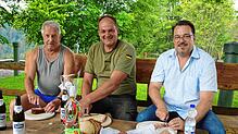 Wolfgang Paul, Uli Maier und Bürgermeister Marcel Schneider (von links) testen den neuen Rastplatz unweit des Todtmooser Ortsteils Lehen ...