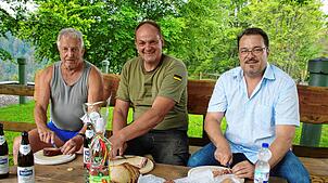 Wolfgang Paul, Uli Maier und Bürgermeister Marcel Schneider (von links) testen den neuen Rastplatz unweit des Todtmooser Ortsteils Lehen ...