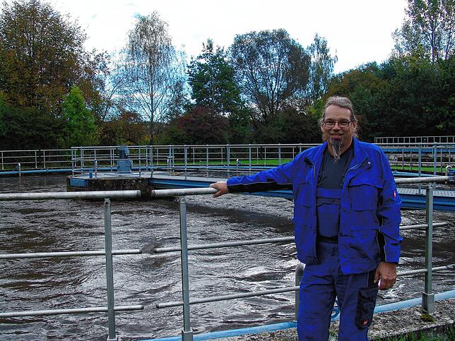 Peter Godau steht vor einem der Belebungsbecken. In der so genannten Biologie, wo dem Abwasser ein Schlamm-Bakterien-Gemisch zugesetzt ...