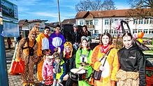 Beim traditionellen Umzug am Fasnachtssonntag waren Narrenkutsche, Narreneltern sowie die Fasnetsmusik dabei.