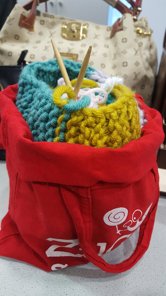 Dieser Strickbeutel mit Holzstricknadeln wurde nicht versteigert. „Alle Dinge, die nicht versteigert werden, landen auf dem ...