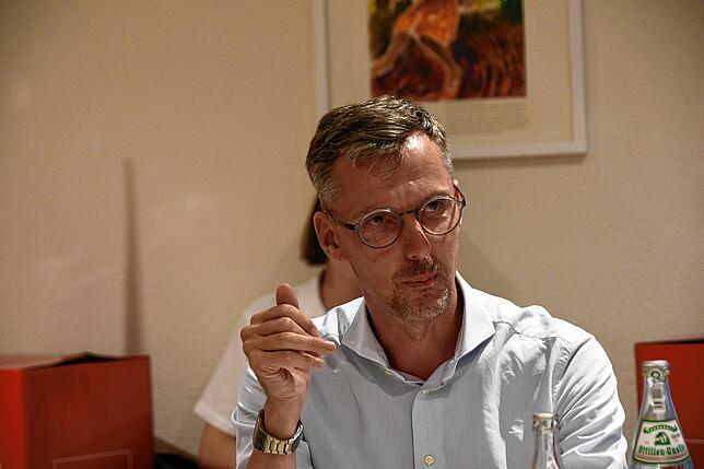 Lars Castellucci (SPD), stellvertretender Vorsitzender des Bundestags-Innenausschusses, hört bei seinem Besuch in Singen vor allem ...