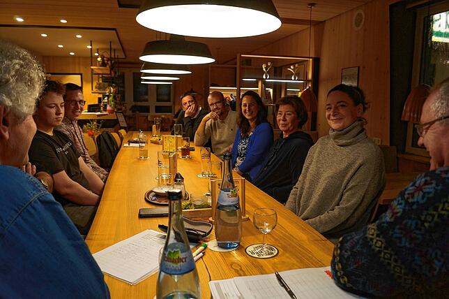 Klaus Horn (links vorn) und Martin Frick (rechts vorn) beantworteten zusammen mit ihren Ratskollegen Tobias Heiß, Maja Herrchen, Thomas ...