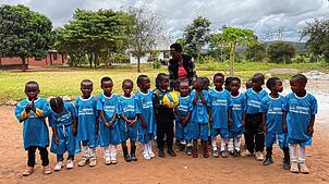 Sie spielen künftig in Trikots des SV Görwihl, die Kinder eines Kindergartens in der Massaisteppe in Tansania. Foto: SV Görwihl
