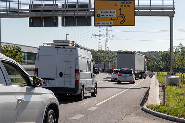 Fast täglich staut sich in den Morgenstunden und darüber hinaus der Verkehr auch aus Richtung Waldshut in Richtung Tiengen, da ...