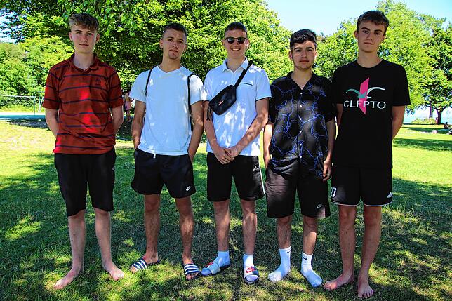 Bruno Eckelmann, Finn Höller, Ben Siepmann , Can Güldiken und Niklas Hofmann (alle 16 Jahre alt) genießen den warmen Tag am Bodensee. ...