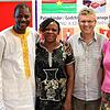 Pastor Salomon Sawadogo (zweiter von links) hatte die Idee, in Burkina Faso kleine Häuser für Flüchtlinge zu bauen. Unser Bild zeigt ihn ...