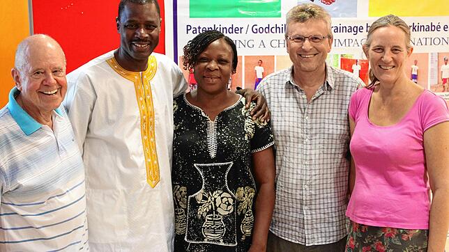 Pastor Salomon Sawadogo (zweiter von links) hatte die Idee, in Burkina Faso kleine Häuser für Flüchtlinge zu bauen. Unser Bild zeigt ihn ...