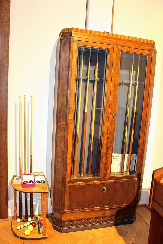 Ein Schrank mit Utensilien fürs Billiardspielen steht bereit.