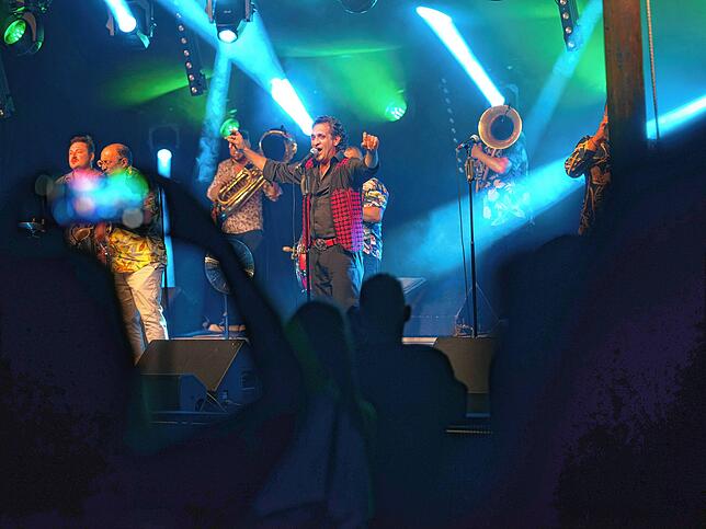 Bild 23: Kulturufer in Friedrichshafen: Buntes Treiben am Abend