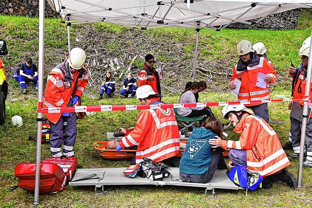Bild 15: Schwarzwaldbahn: 250 Einsatzkräfte proben Ernstfall im Sommerauer Tunnel