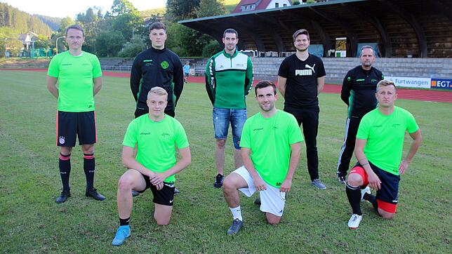 Das Furtwanger Trainerteam mit den Neuzugängen. Von links: Co-Trainer Jens Fichter, Simon Dilger, Manuel Laermann-Morales, Mickey Kälz ...