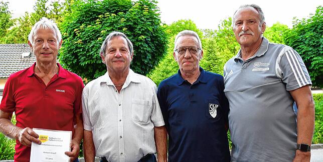 Alte Hasen: Herbert Streuff vom SV Stühlingen pfeift seit 25 Jahren, Kurt Schneeberger (SV Karsau) und Klaus-Peter Meyn vom SV Eschbach ...