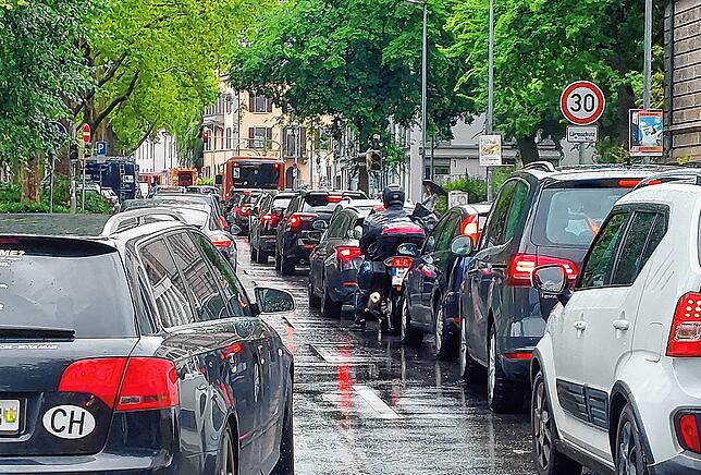 Am 1. August kommt im linksrheinischen Gebiet zu zählfließendem Verkehr. Hier auf den beiden Spuren der Laube.