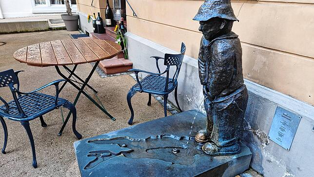 Der Seebrünzler: Eine Symbolfigur für die Bregenzern, denen – so ist es auf der Plakette hinter der Statue zu lesen – bösartigerweise ...