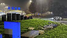 Diese Betonblöcke auf dem Kreisel wurden bei dem Unfall beschädigt. Der Schaden an Auto und Straße ist groß.