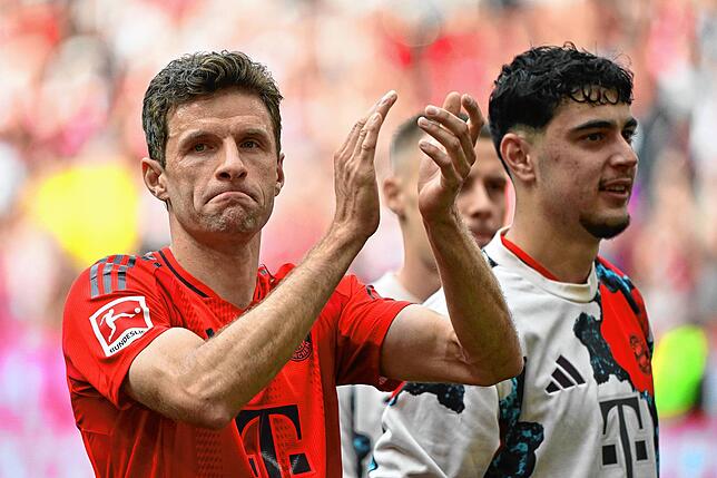 Münchens Thomas Müller applaudiert nach der Partie.