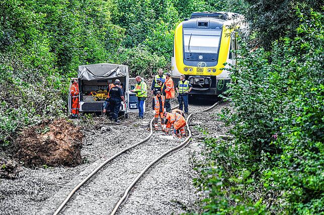 Mitarbeiter der Polizei untersuchen am 31. Juli einen Gleisabschnitt an der Bahnstrecke im Landkreis Biberach nach dem Zugunglück vom ...