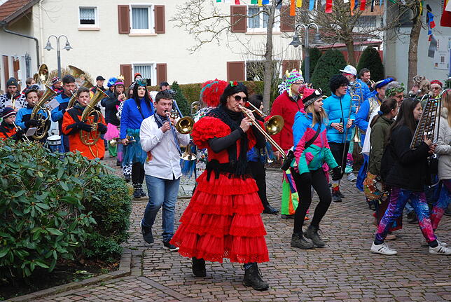 Auf zum Rathaus: Die Lätta-Bomber und die Plauschmusik feierten die Machtübernahme im Klettgauer Rathaus.