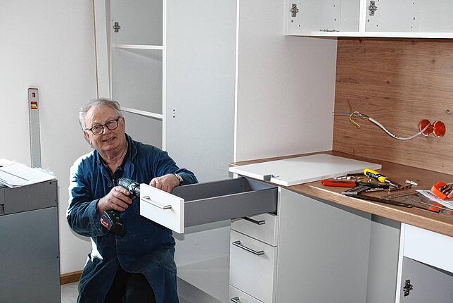 Aktuell werden die Küchen im neuen Rathaus montiert. Max Bodenmüller, Inhaber des Salemer Küchenmöbelgeschäfts, legt dabei selbst Hand an.