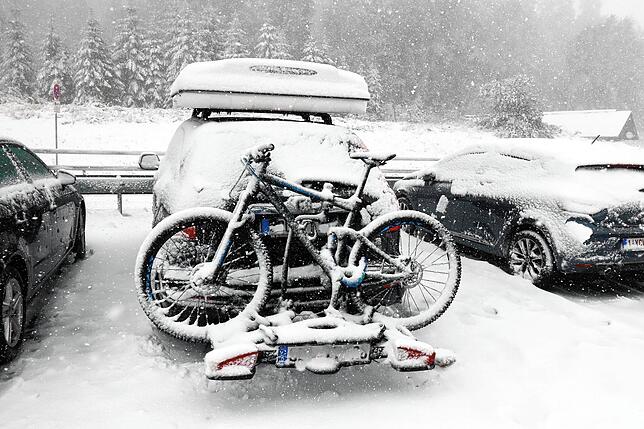 Vom Winter überrascht wurde dieser Autofahrer mit einem einem Fahrrad Huckepack auf der Paßhöhe des Feldbergs Wintereinbruch im ...