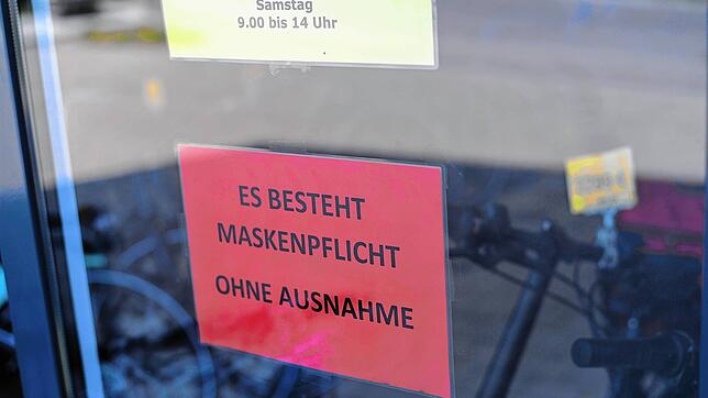 Gut sichtbare und deutlich formulierte Schilder erinnern an die auch in der Radl-Ecke in Friedrichshafen gültigen Regeln.