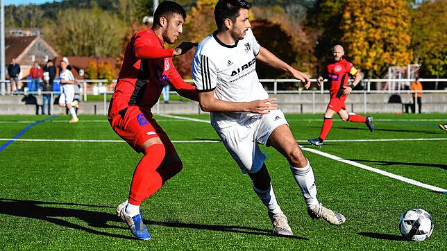 Der FV Walbertsweiler-Rengetsweiler (Fabian Roth, rechts) feierte in Bad Dürrheim (Luis Alvarado) den 3:2-Sieg und steigt auf Rang ...