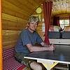 Platzbesitzer Markus Klaus führt vor, dass ein Erwachsener bequem im Campingfass im &bdquo;Campingarten Leibertingen&ldquo; sitzen kann. ...