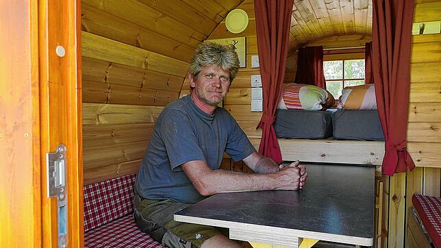 Platzbesitzer Markus Klaus führt vor, dass ein Erwachsener bequem im Campingfass im &bdquo;Campingarten Leibertingen&ldquo; sitzen kann. ...