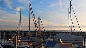 Blick über den Hafen des Württembergischen Yacht-Clubs in Friedrichshafen in Richtung Schweizer Alpen: Können Bootsbesitzer, die am ...