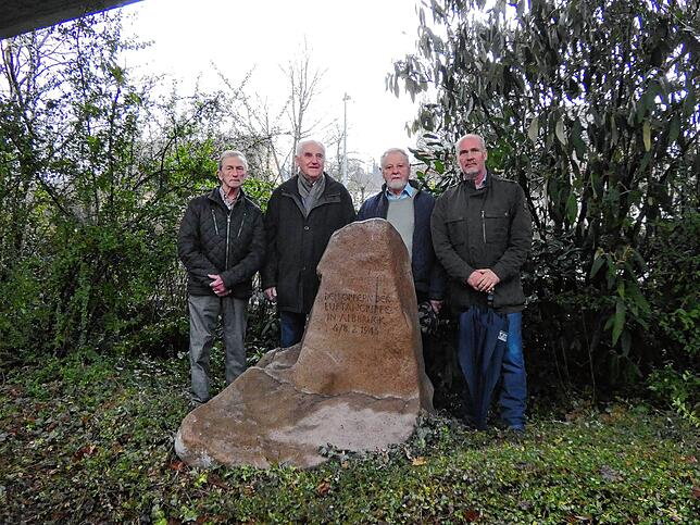 Am Gedenkstein trifft sich Bürgermeister Stefan Kaiser (rechts) mit den Zeitzeugen Karl Hofmann, Hanswalter Bögle und Walter Rotzinger ...