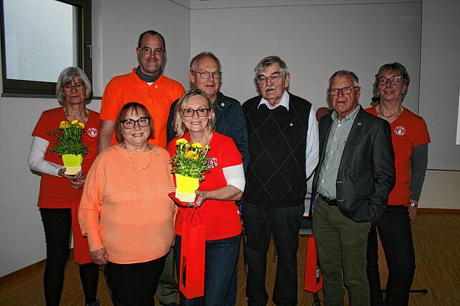 Besondere Auszeichnung bei der Hauptversammlung: Die goldene Vereinsnadel für 40 Jahre Mitgliedschaft erhielten: vordere Reihe von ...