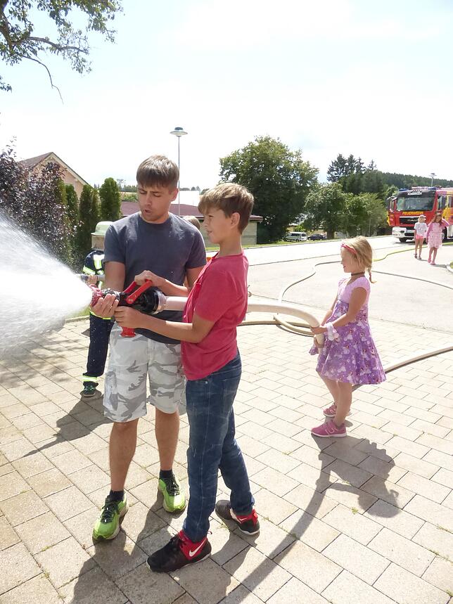 Es ist nicht einfach, eine Feuerwehrspritze zu halten.