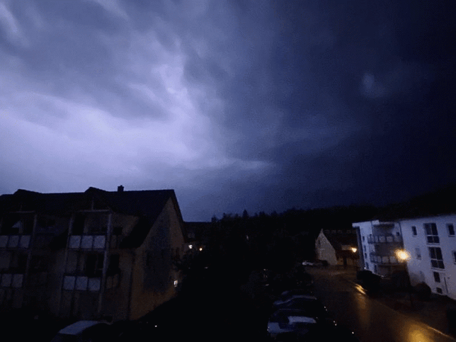 Starke Überschwemmungen sind die Folge eines starken Unwetters am Mittwochabend und in der Nacht zum Donnerstag.