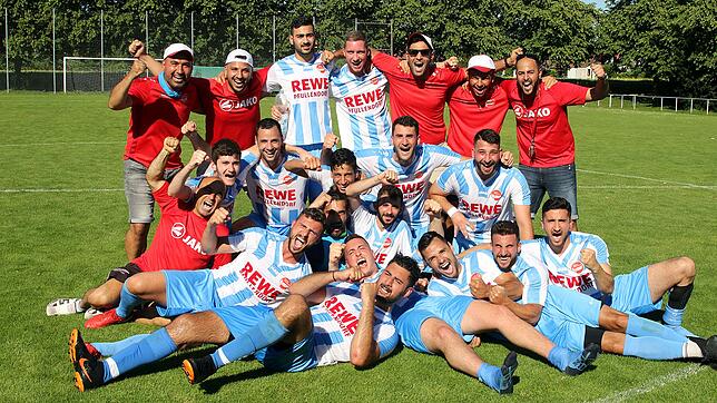 Jubel beim FC Aramäer Pfullendorf nach dem Triumph in der Relegationsrunde im Juni. Der 2016 gegründete Club schaffte damit den zweiten ...