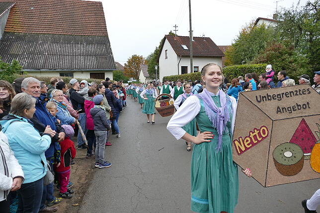 Bild 7: Tausende bejubeln beim Umzug des Kreiserntedankfestes die Leistung der Jugendlichen