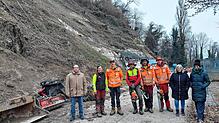Sie sind am Projekt Hangsicherung oberhalb der Hoheneggstraße beteiligt (von links): Geologe Thomas Veigel, Projektkoordinatorin Sara ...