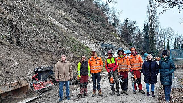 Sie sind am Projekt Hangsicherung oberhalb der Hoheneggstraße beteiligt (von links): Geologe Thomas Veigel, Projektkoordinatorin Sara ...