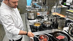 Philipp Heid ist der Chefkoch im „pinus“, das sich nun zu den Bib-Gourmand-Restaurants zählen darf, die der Michelin Guide kürt.