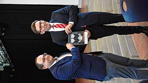 Bürgermeister-Stellvertreter Christoph Schwab (links) bedankt sich bei Bürgermeister Marcus Röwer für dessen Arbeit. Foto: Günther Vasel