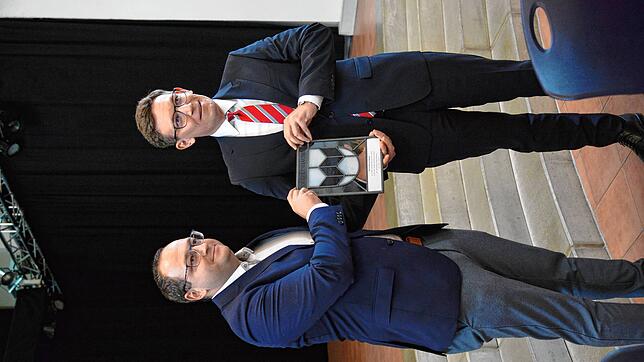 Bürgermeister-Stellvertreter Christoph Schwab (links) bedankt sich bei Bürgermeister Marcus Röwer für dessen Arbeit. Foto: Günther Vasel