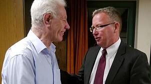 Rolf Vögtle (rechts) überreicht Udo Körth Urkunde und Ehrenspange.
