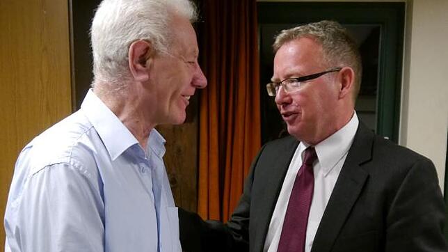 Rolf Vögtle (rechts) überreicht Udo Körth Urkunde und Ehrenspange.