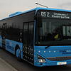 Der blaue Donaueschinger Stadtbus bei der Fahrt über die Mühlenbrücke.