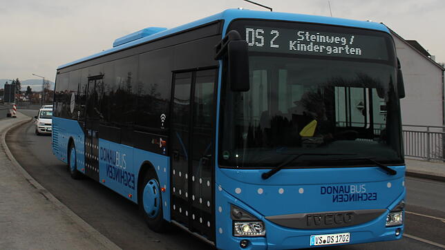 Der blaue Donaueschinger Stadtbus bei der Fahrt über die Mühlenbrücke.