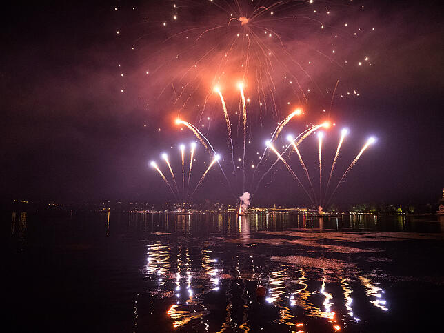 Bild 15: Das Seenachtfest-Feuerwerk vom Logenplatz am Yachthafen: Der Konstanzer Teil in Bildern