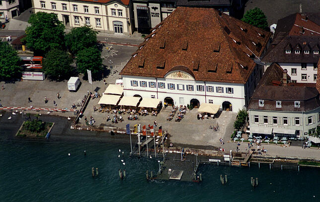 Der Bodensee überschwemmt Teile des Überlinger Landungsplatzes. Unter der Wasseroberfläche sind die Umrisse der gewöhnlich trockenen ...